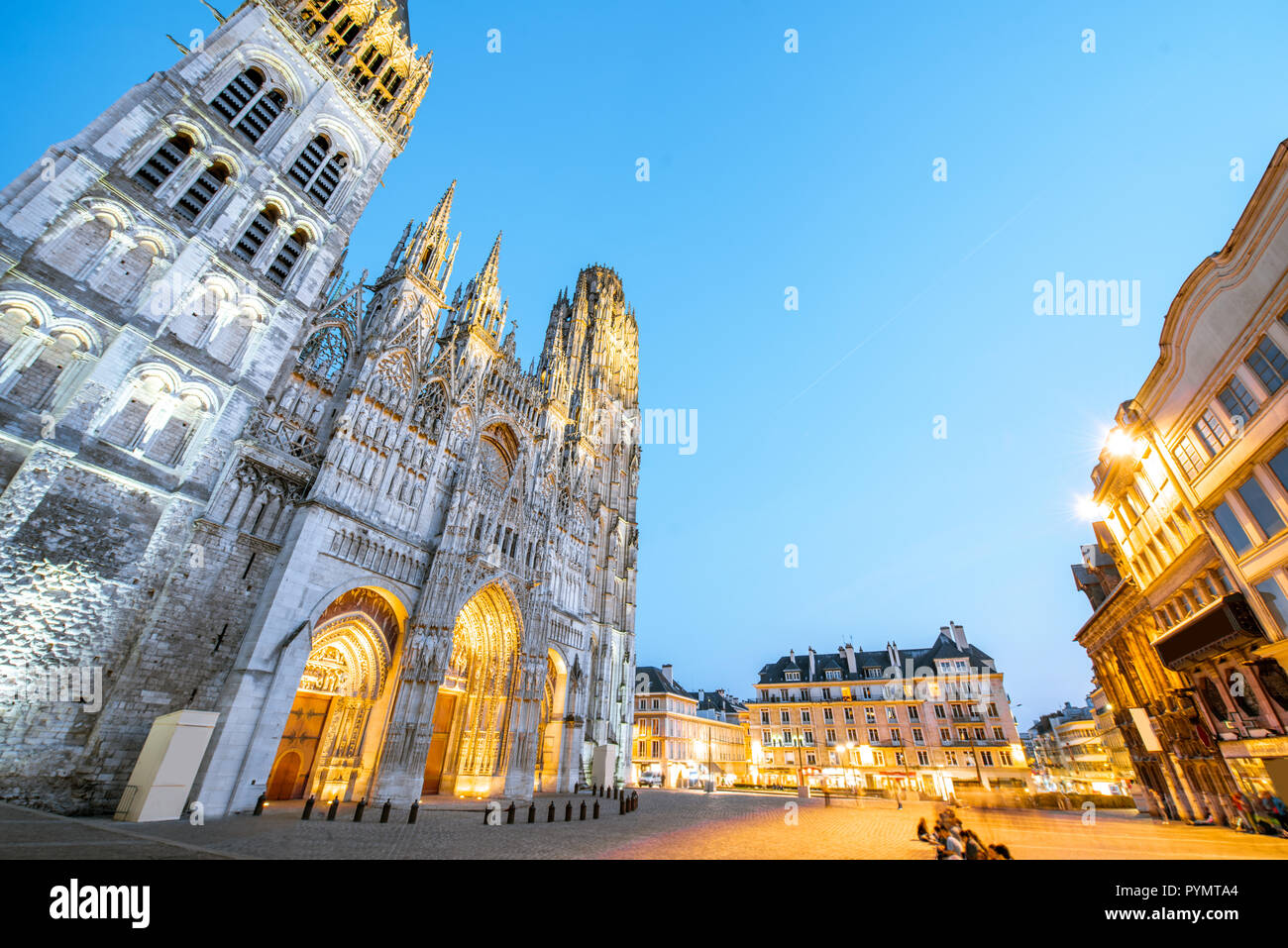 Nacht Blick auf die berühmten beleuchteten Dom in Rouen, Stadt, die Hauptstadt der Region der Normandie in Frankreich Stockfoto