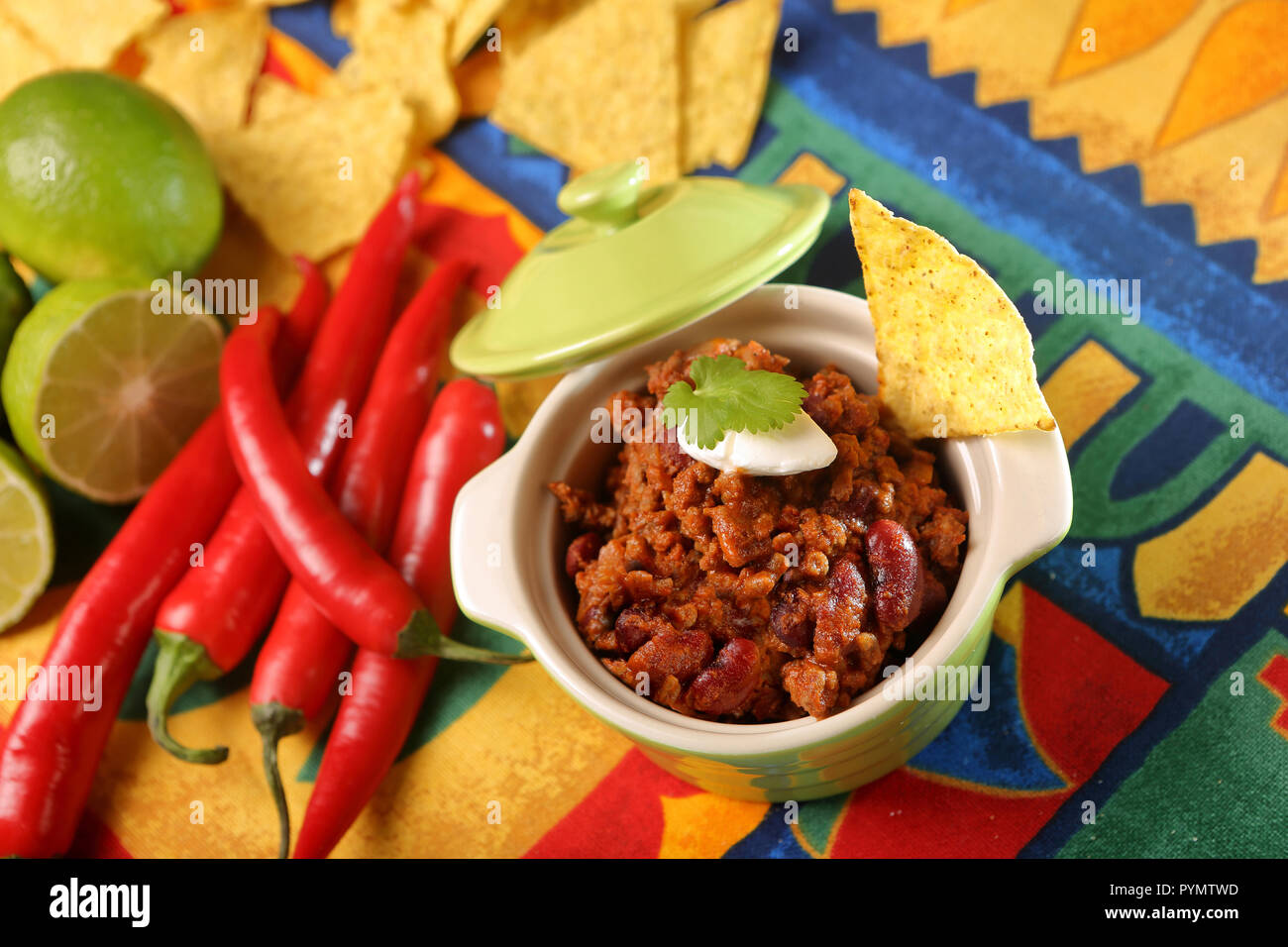 Chili con carne mit Nachos auf Tischdecke in Spanisch Muster  Stockfotografie - Alamy