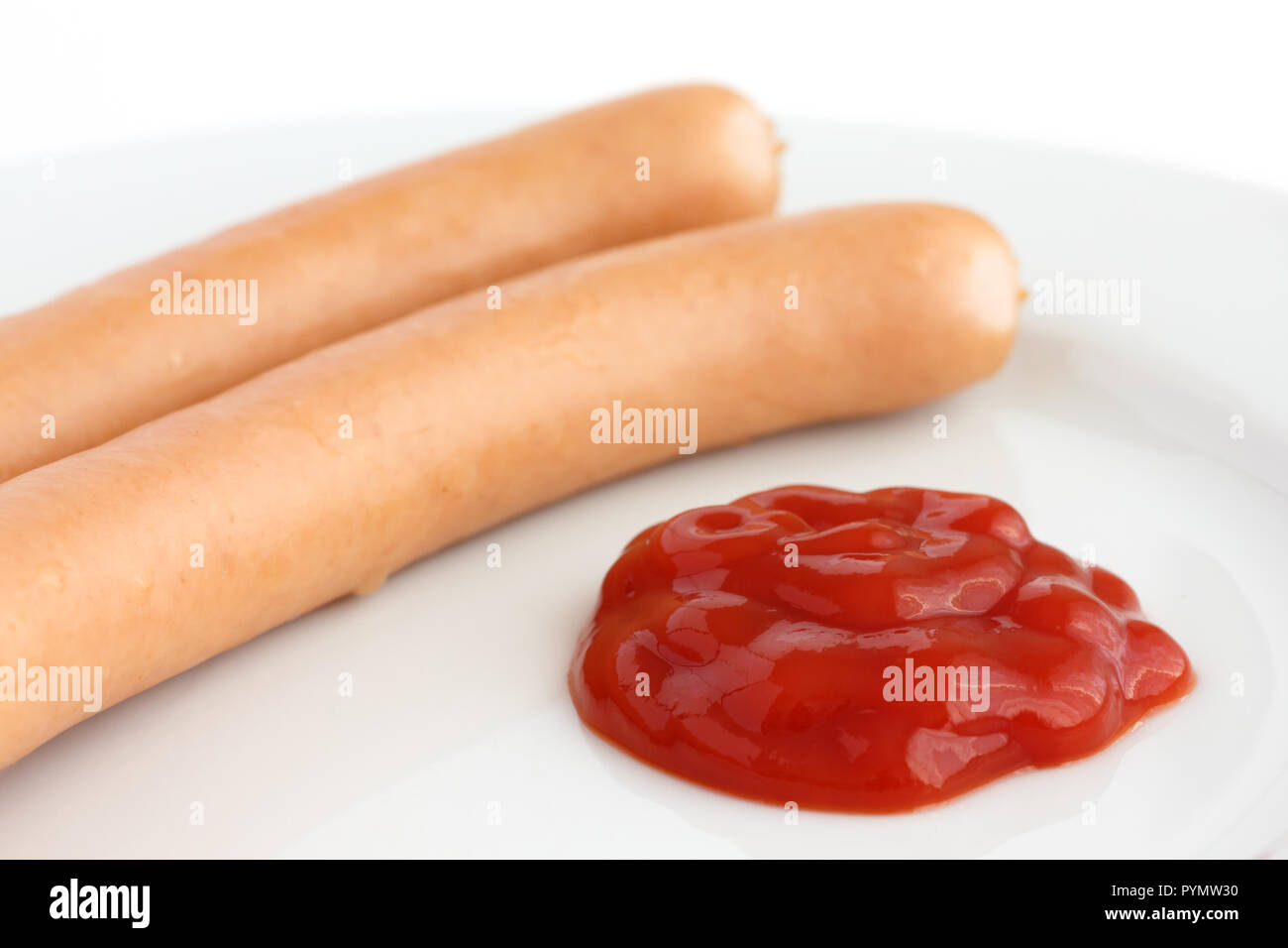 Zwei Frankfurter Würstchen auf einem Teller mit Ketchup Stockfoto