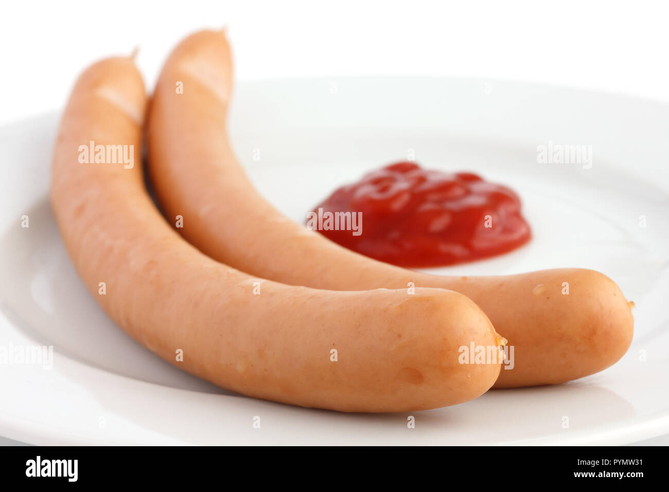 Zwei Frankfurter Würstchen auf einem Teller mit Ketchup Stockfoto