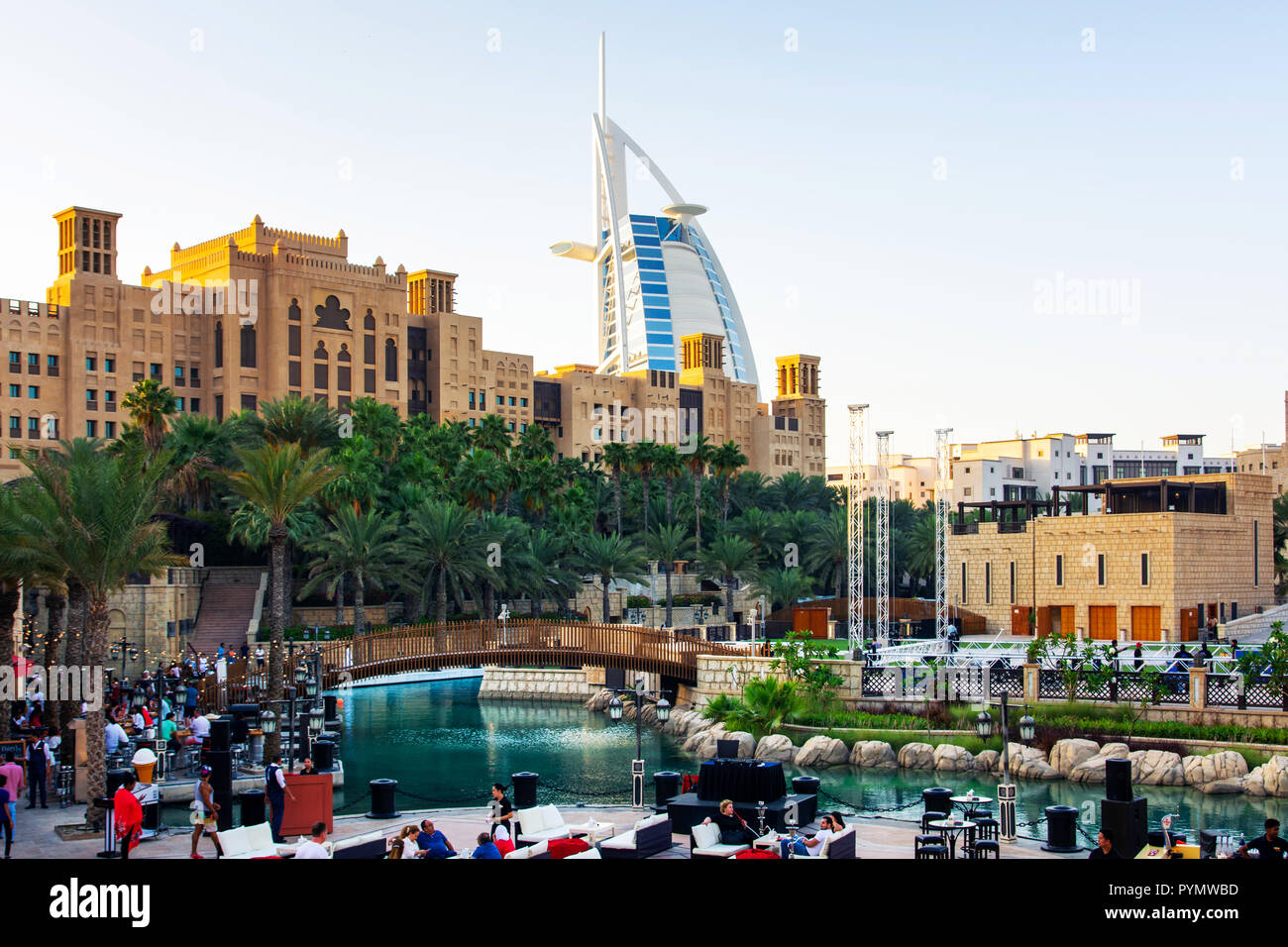 Dubai, Vereinigte Arabische Emirate - 20. April 2018: Sunst in Madinat Jumeirah Resort und Restaurants mit Burj Al Arab in Dubai Stockfoto