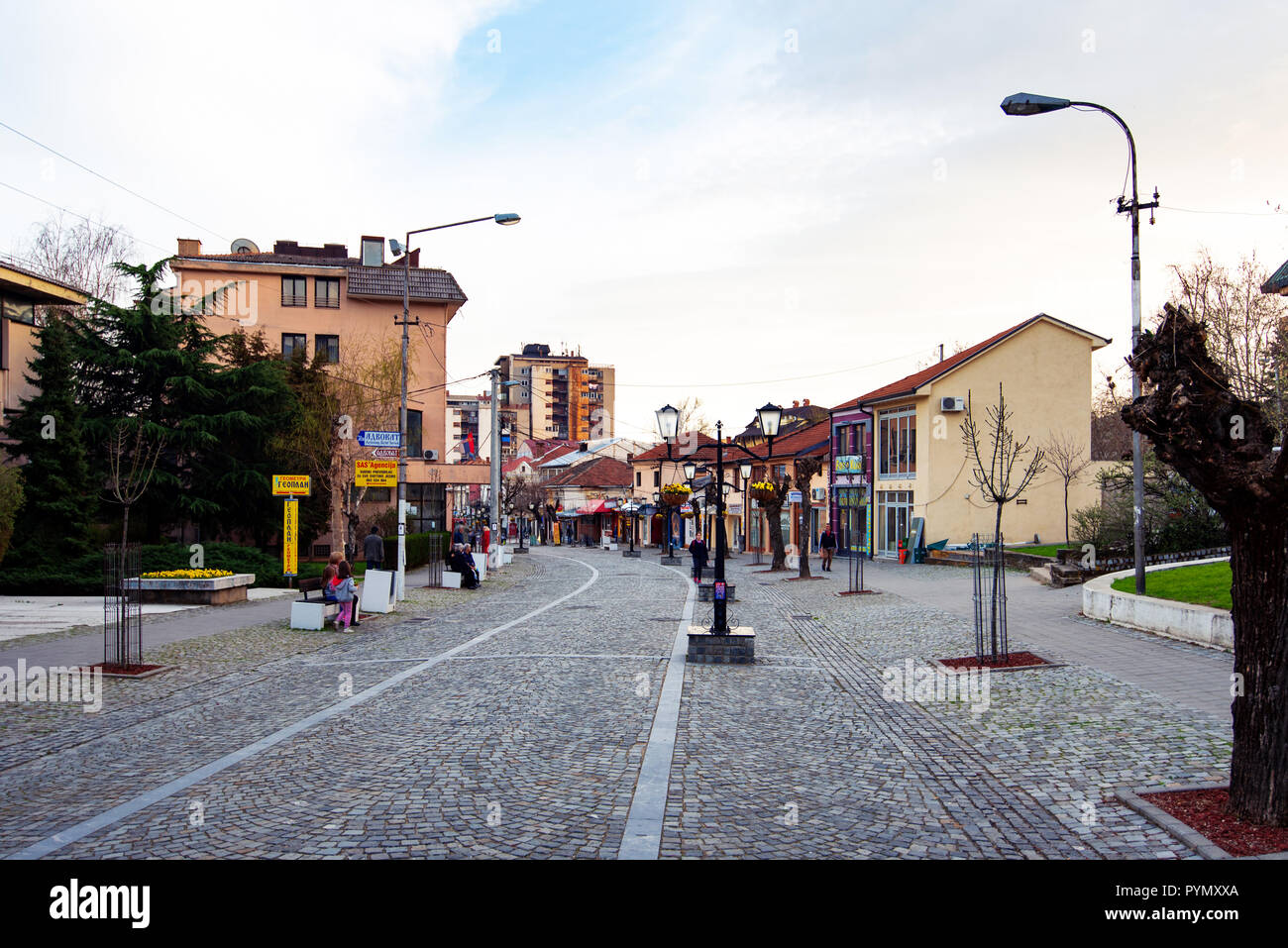 Vranje, Serbien - April 4, 2018: Fußgängerzone in Vranje an einem bewölkten Tag im südlichen Serbien Stockfoto