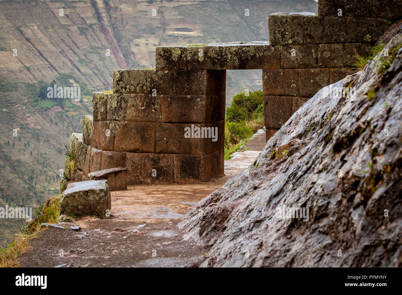 Alte Inka-Festung im Heiligen Tal, Peru, mit dem Weg zu Machu Picchu, Alte Inka Festung in den peruanischen Heiligen Tal Stockfoto