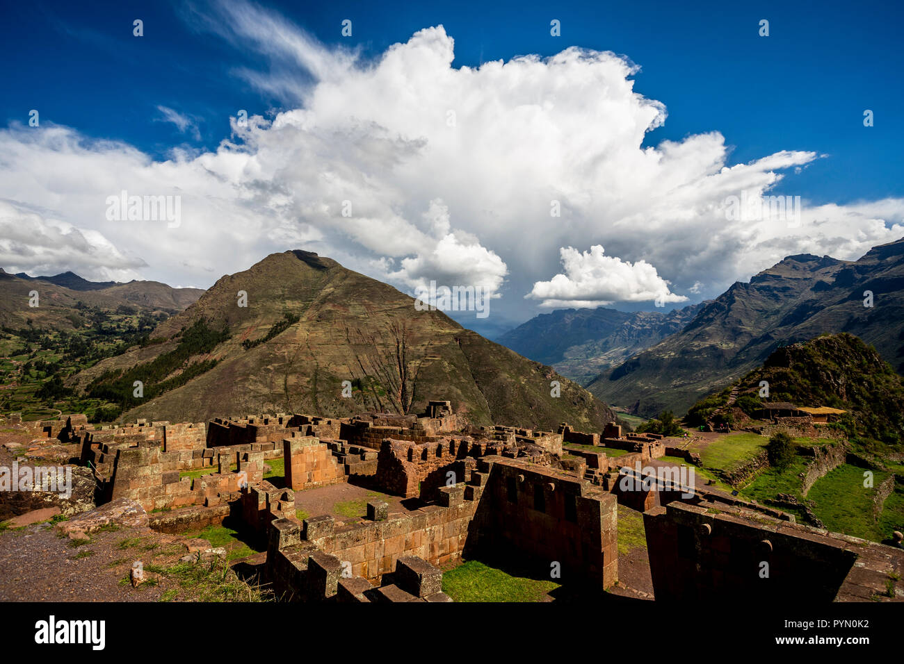 Peruanische archäologische Stätte im heiligen Tal, auf dem Weg zu Machu Picchu, Peru archäologische Stätte im Heiligen Tal, Peru, Südamerika Stockfoto