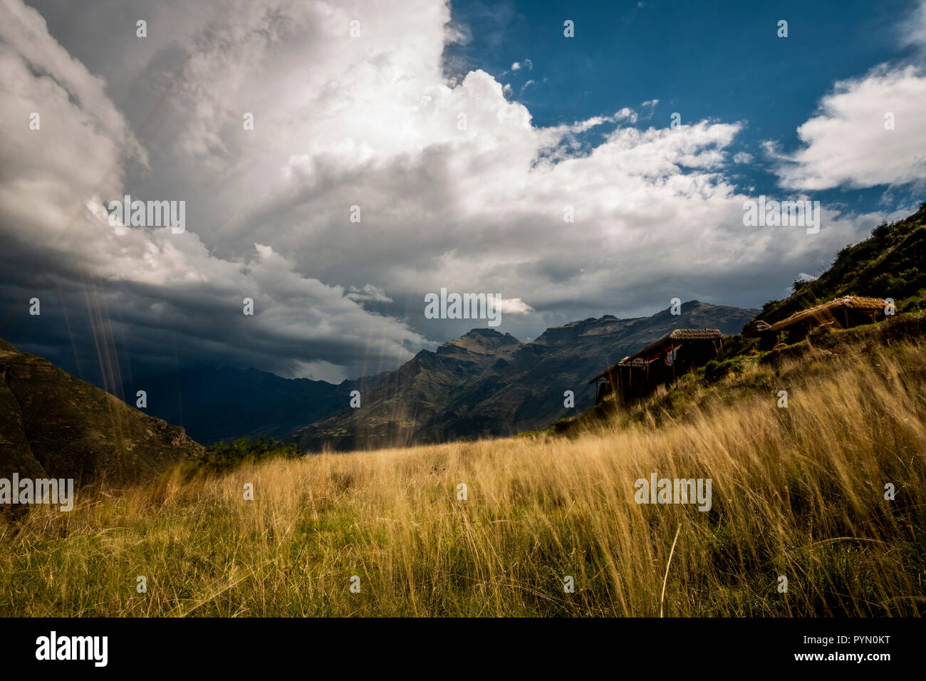 Peruanische archäologische Stätte im heiligen Tal, auf dem Weg zu Machu Picchu, Peru archäologische Stätte im Heiligen Tal, Peru, Südamerika Stockfoto