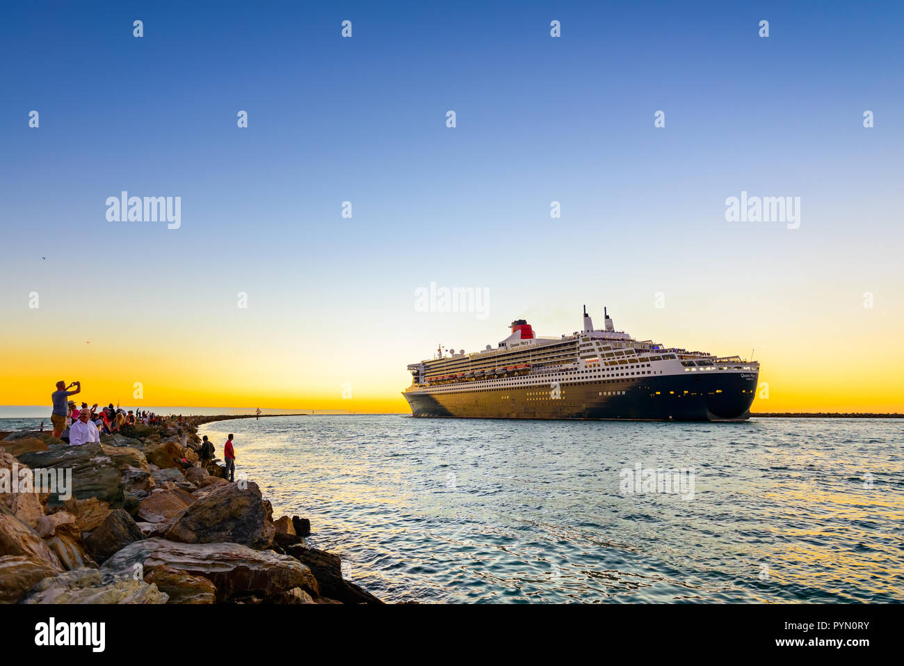 Adelaide, Australien - 16. Februar 2018: die Queen Mary 2 Kreuzfahrtschiff verlässt Außenhafen Passenger Terminal Stockfoto