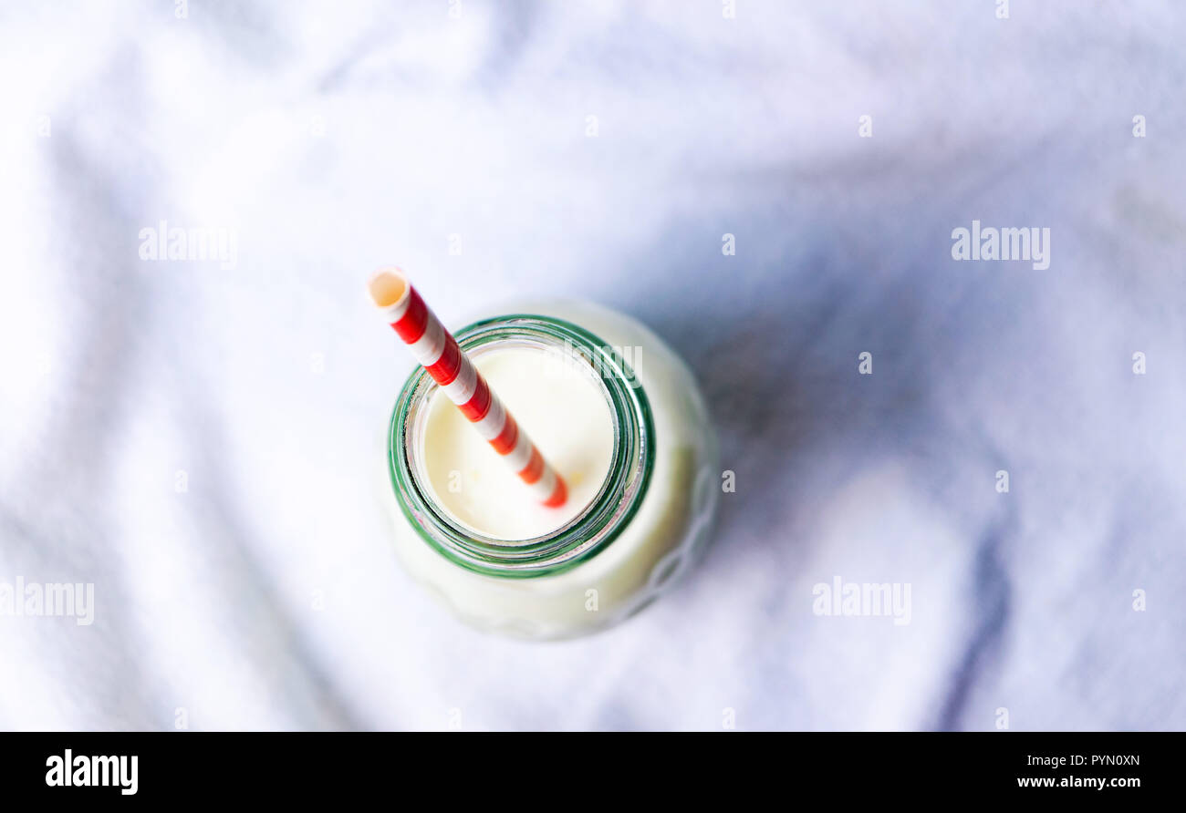 Flasche Milch mit einem Strohhalm Draufsicht Stockfoto