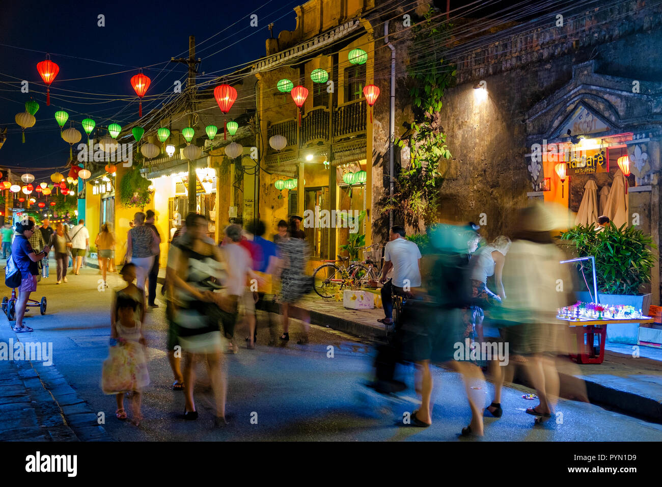 Nguyen Thai Hoc-Straße bei Nacht; Hoi An, Vietnam; Stockfoto