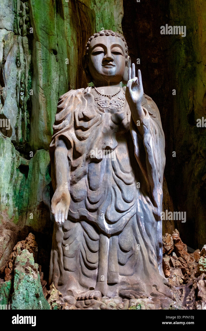 Buddhistische Heiligtum in Bin Phu (Hölle Höhle) unter den Marble Mountains in Da Nang, Vietnam Stockfoto