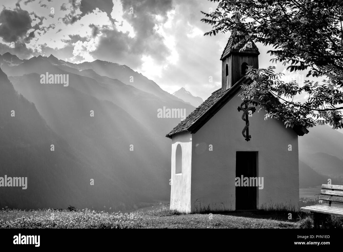 Die schön gelegene Kapelle oberhalb von Längenfeld im Ötztal, Tirol, Österreich Stockfoto