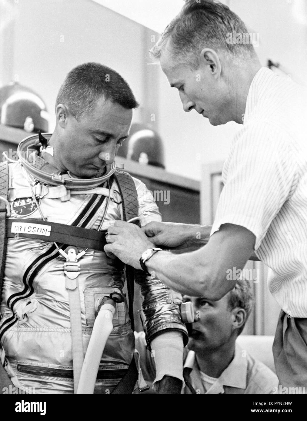 (1961) - - - Astronaut Virgil I. (GUS) Grissom, Pilot der Mercury-Redstone 4 (MR-4) Raumfahrt, Anzüge für MR-4 Simulation Training. Die Unterstützung ist für Techniker Joe Schmitt. Stockfoto