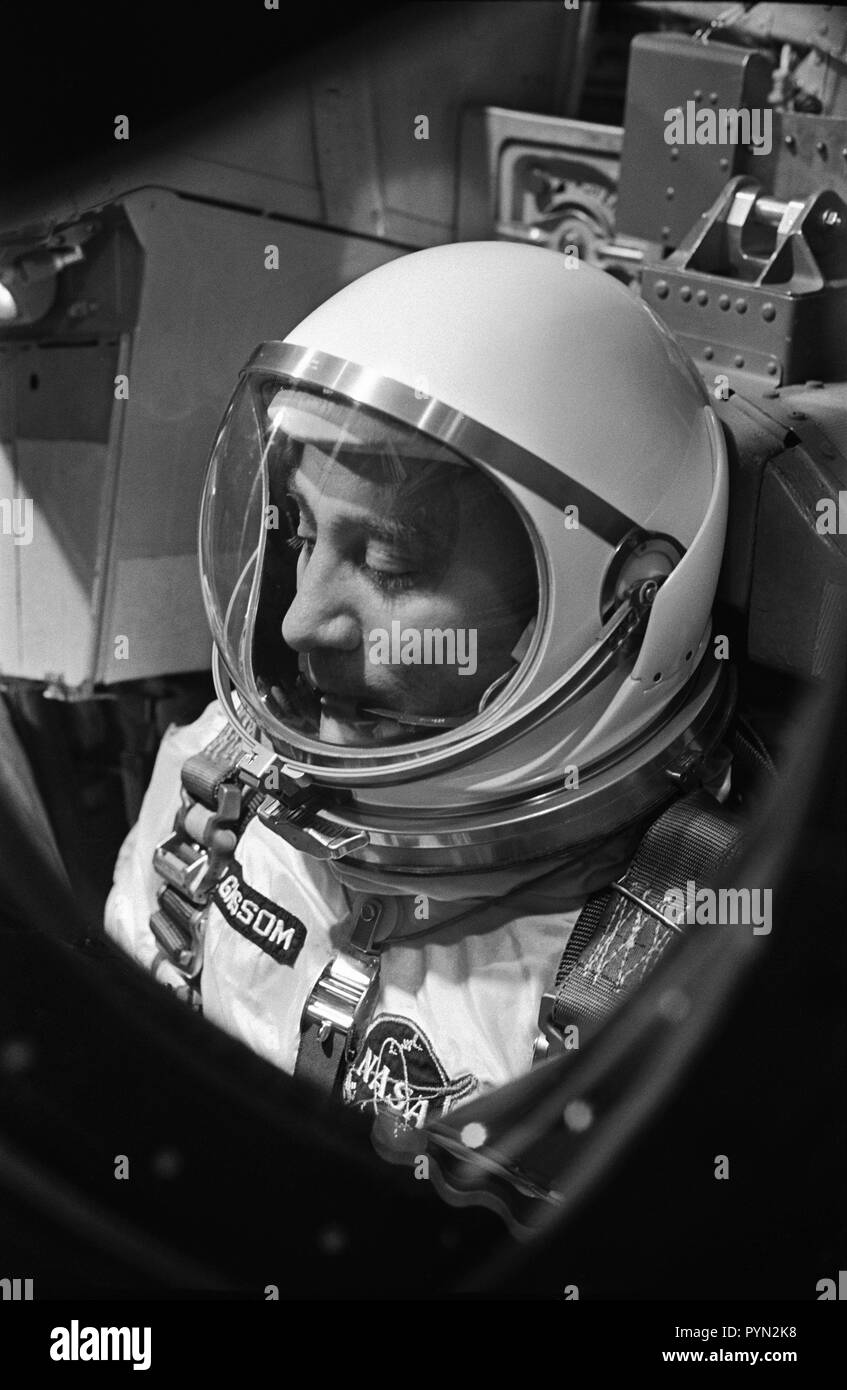 (23 März 1965) - - - I. Astronaut Virgil Grissom, der Befehl Pilot des Gemini-Titan 3 Mission, ist durch das Fenster der geöffneten Klappe auf der Gemini spacecraft in Das weiße Zimmer am Morgen der Einführung gezeigt. Stockfoto