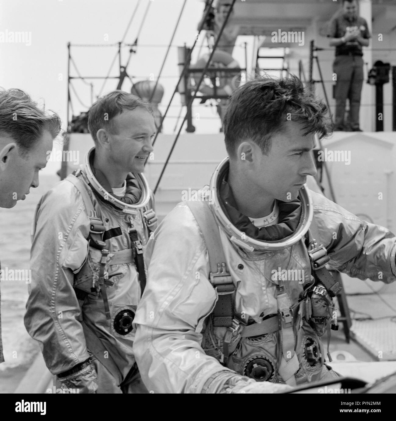(18 Juni 1966) --- Gemini-10 prime Besatzungsmitglieder, Astronaut Michael Collins (links), Pilot, und John W. Young, Befehl Pilot an Bord der NASA-Motor Retriever während Wasser egress Ausbildung Tätigkeit. Stockfoto