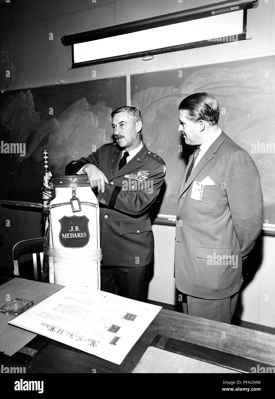 Marshall Space Flight Center Director Wernher von Braun präsentiert Allgemeine J.B. Medaris mit einem neuen Golf Bag. General Medaris, (links) war ein Befehlshaber der Army Ballistic Missile Agency (ABMA) in Redstone Arsenal, Alabama während 1955 bis 1958. Stockfoto