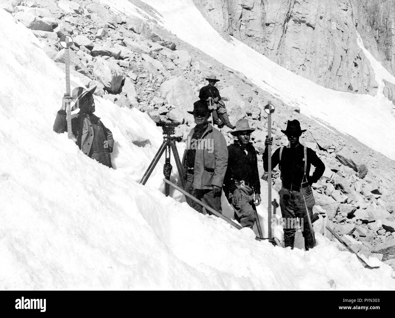 In diesem Foto, im August 1905, sehen wir eine USGS topografische Nivellierung der Partei, durch R.A. Bauern an den Hängen des Mount Whitney, Kalifornien geleitet Stockfoto