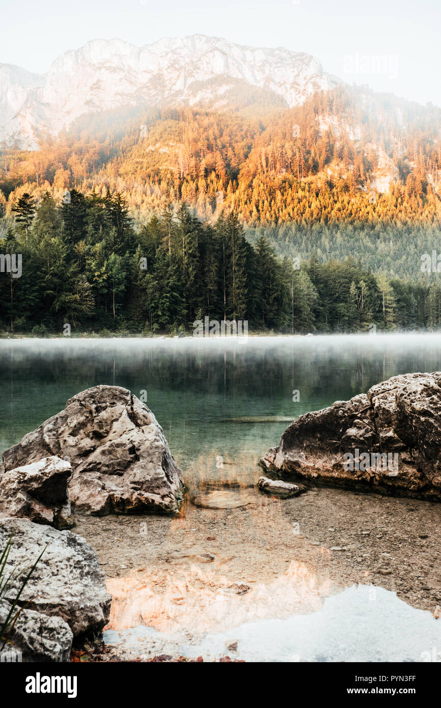 Langbathsee und Sunrise mit Nebel Stockfoto