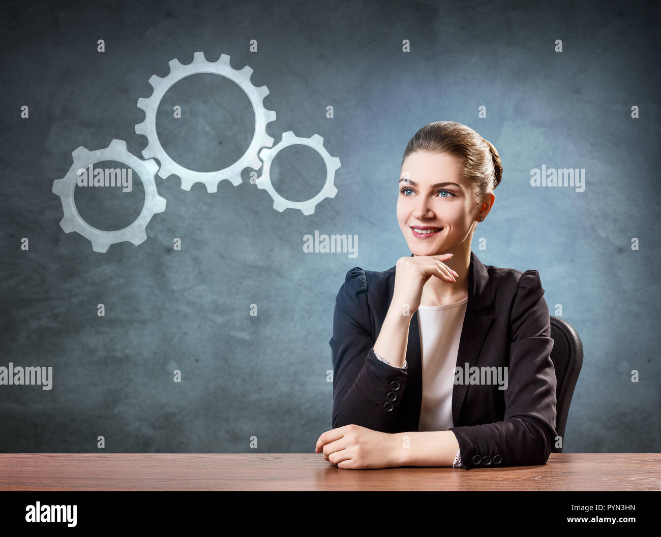 Business Frau sitzt am Tisch in der Nähe der Zahnradbahn. Stockfoto
