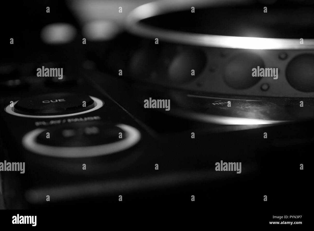 Monochrome Seitenansicht des professionellen DJ-CD-USB-SD-player, isolierte schwarze Deck Stockfoto