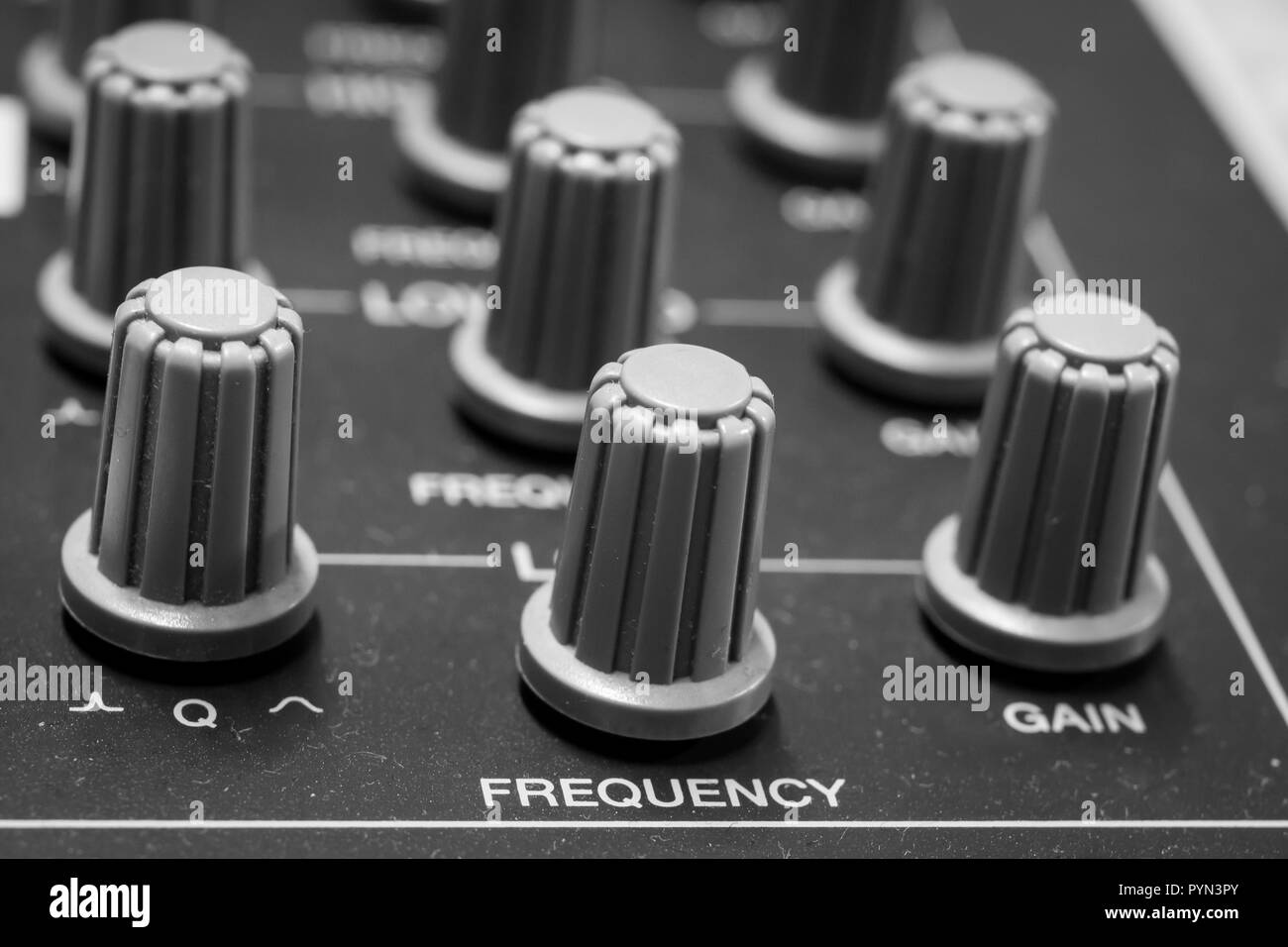 Detailansicht der Fader auf professionellen digitalen Audio Mixing Bedienpult mit null Dezimalstellen anzeigen Stockfoto