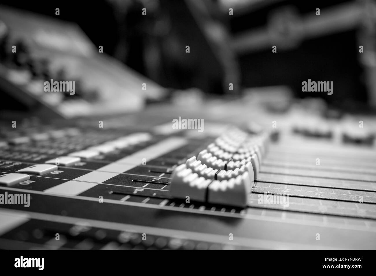Geringe Aussicht auf eine professionelle Audio Mischpult mit Equipment im Hintergrund Stockfoto