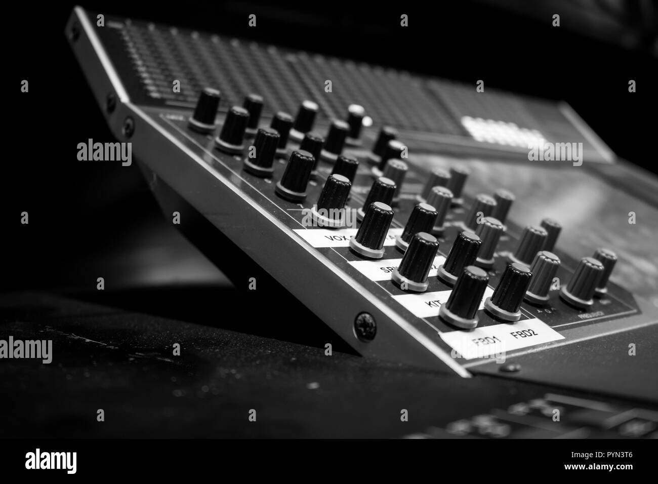 Nahaufnahme von Pro Audio Digital Mixing Console. Schwarz Bedienkonsole mit digitalen Clicken im Hintergrund Stockfoto
