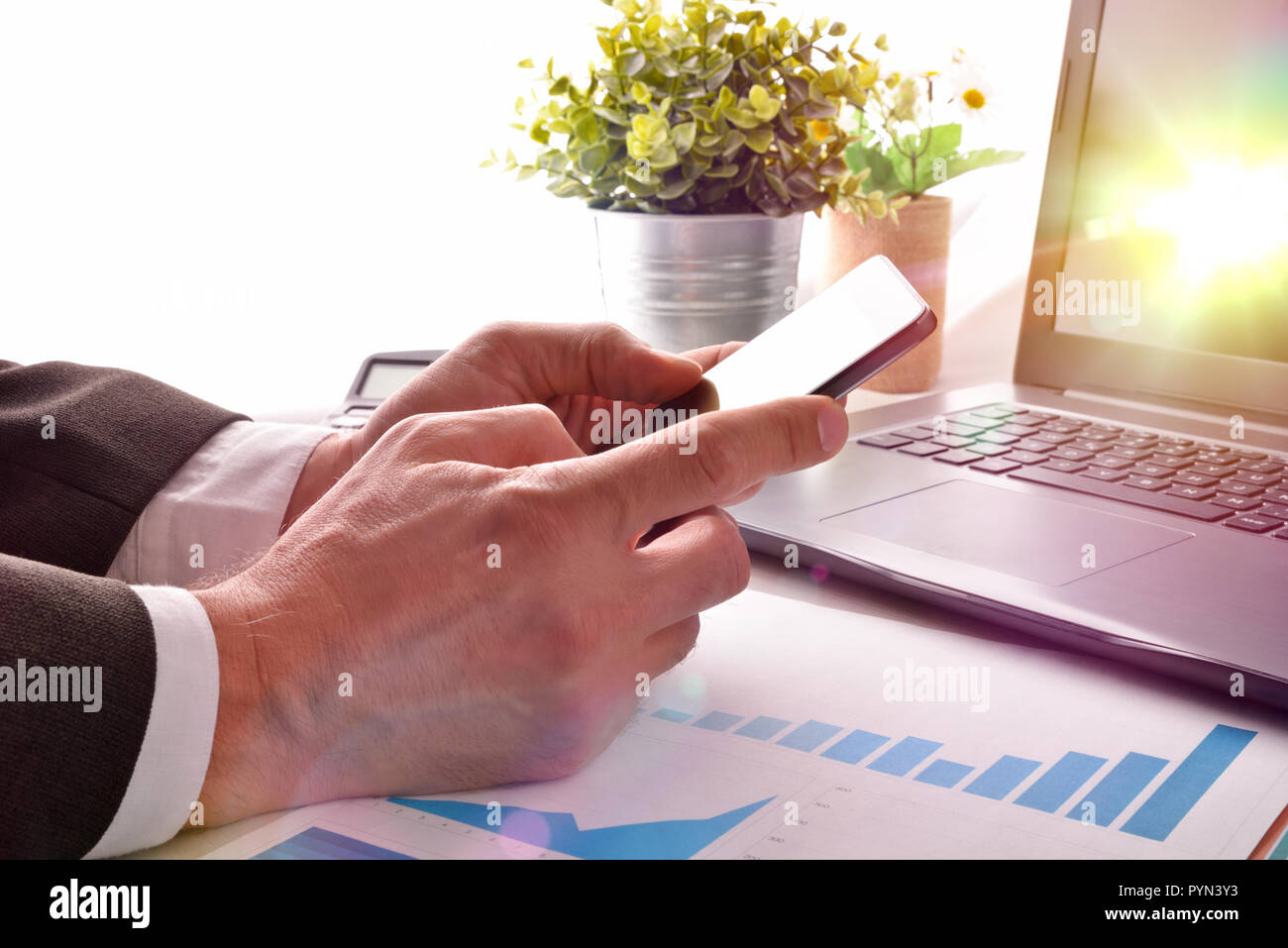 Kaufmann Beratung eine mobile in einem Büro. Horizontale Komposition. Ansicht von vorn Stockfoto