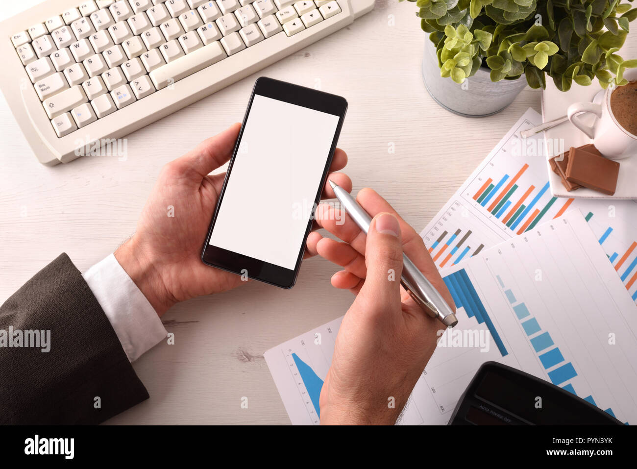Kaufmann Beratung ein Smartphone im Büro. Horizontale Komposition. Ansicht von oben Stockfoto
