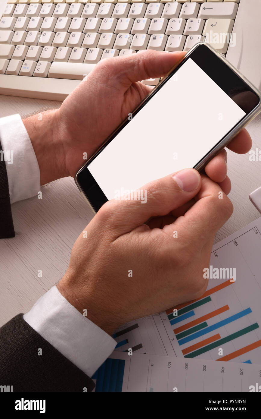 Geschäftsmann mit einem Smartphone im Büro. Vertikale Komposition. Ansicht von oben Stockfoto
