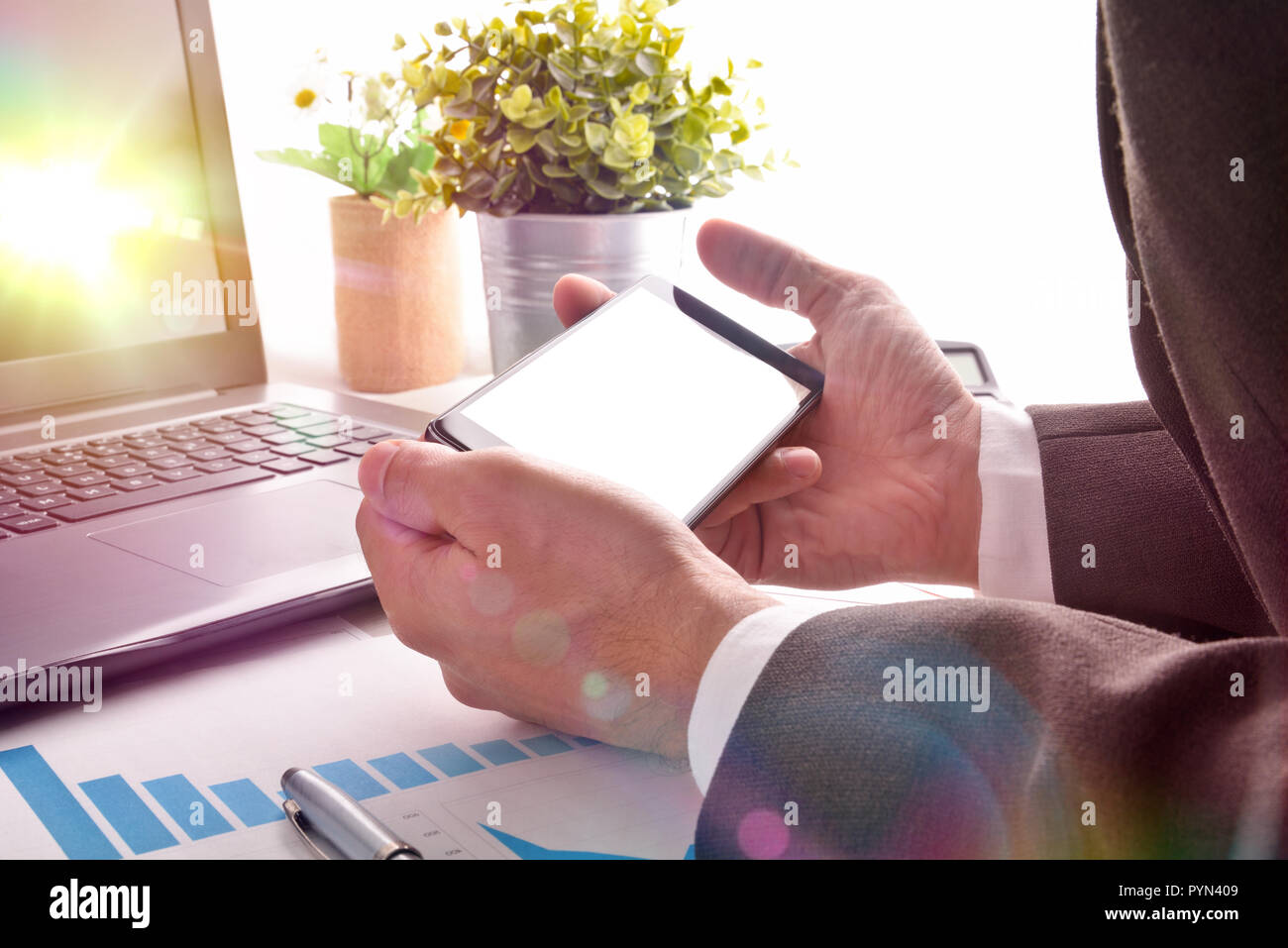 Geschäftsmann, multimediale Inhalte auf einem Smartphone in einem Büro. Horizontale Komposition. Ansicht von vorn Stockfoto