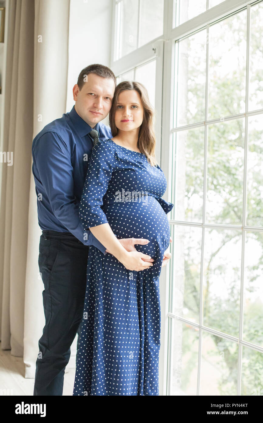 Glücklich schwanger Paar zu Hause Stockfoto