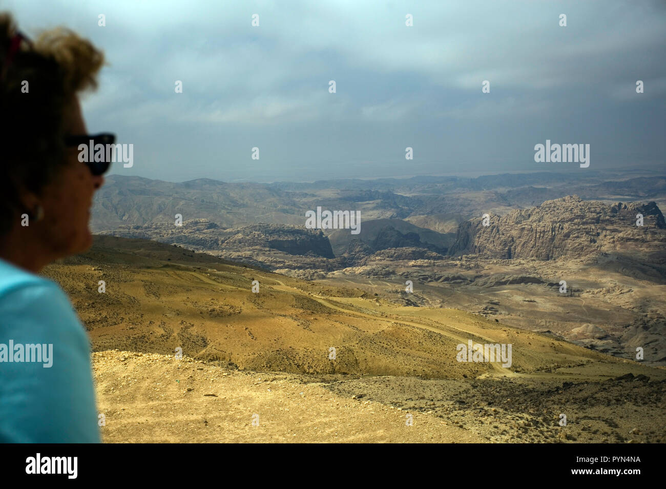 Ein Tourist sieht seinen Blick über die Landschaft von der King's Highway zwischen Petra und Wadi Rum in Jordanien am 24. Oktober 2018. Stockfoto