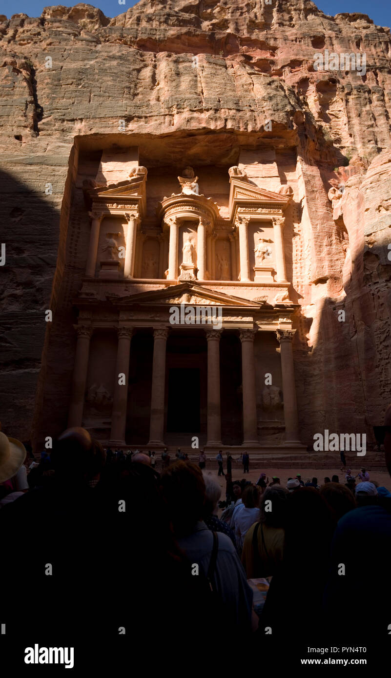 Gebäude in den Fels gehauen im Archäologischen Park, Petra in Jordanien, 24. Oktober 2018 zu sehen sind. Stockfoto