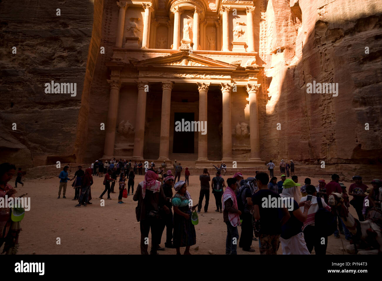 Gebäude in den Fels gehauen im Archäologischen Park, Petra in Jordanien, 24. Oktober 2018 zu sehen sind. Stockfoto
