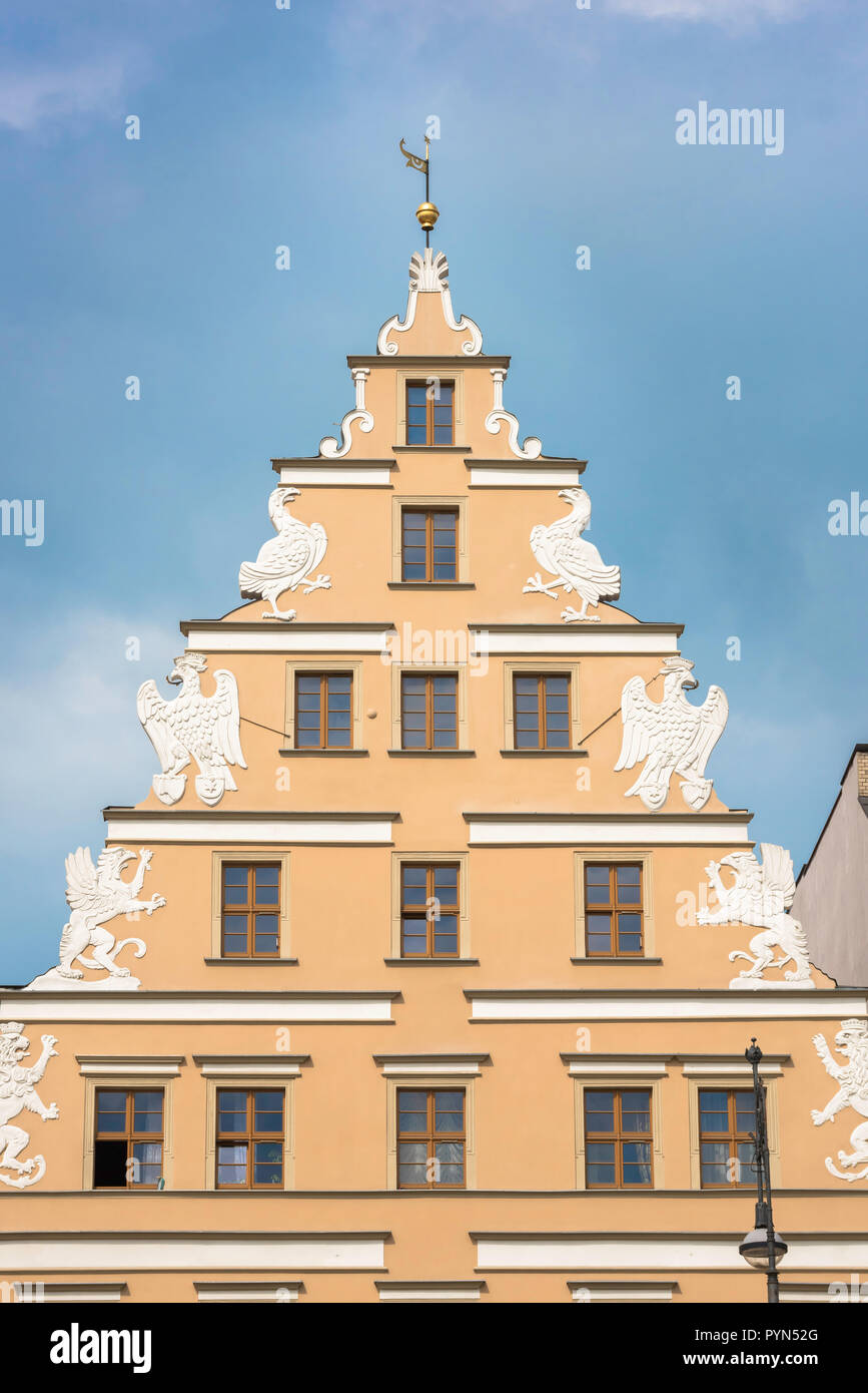 Giebel-Dachende, Ansicht eines kunstvoll verzierten Giebel-Daches in Breslau, Polen. Stockfoto