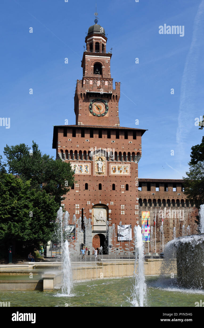 Der Torre del Filarete. Schloss Sforza - Castello Sforzesco Mailand, Norditalien. Es wurde im 15. Jahrhundert von Francesco Sforza, Herzog von Mailand gebaut, auf die Reste einer Festung aus dem 14. Jahrhundert. Stockfoto