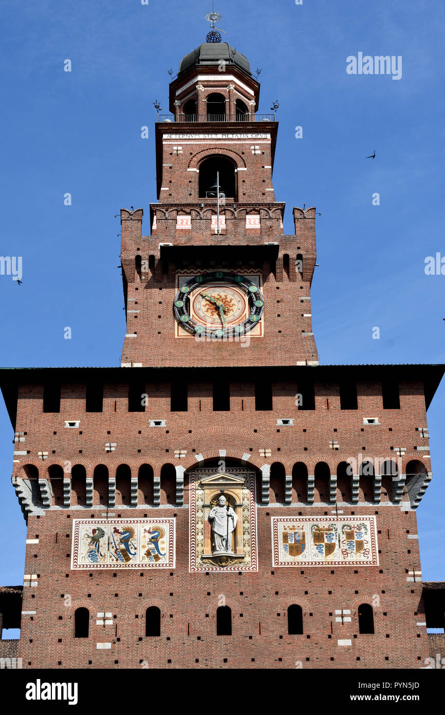 Der Torre del Filarete. Schloss Sforza - Castello Sforzesco Mailand, Norditalien. Es wurde im 15. Jahrhundert von Francesco Sforza, Herzog von Mailand gebaut, auf die Reste einer Festung aus dem 14. Jahrhundert. Stockfoto