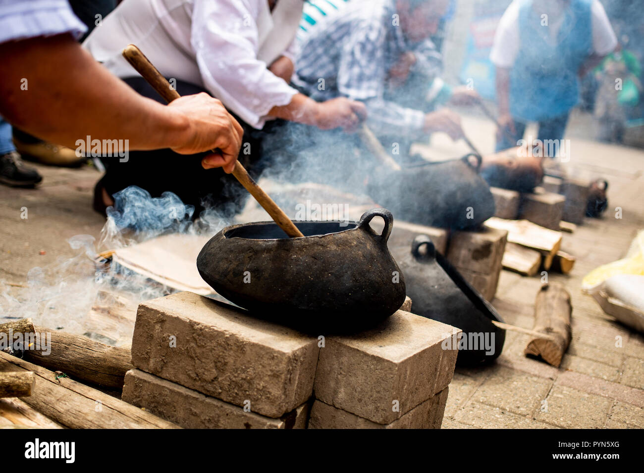 Kochwettbewerb auf der Straße, Straßenfest in Aguas Calientes, Peru Stockfoto