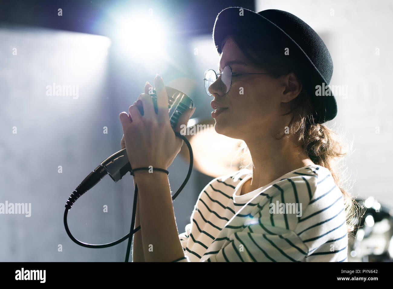 Junge Frau genießen Singen Stockfoto