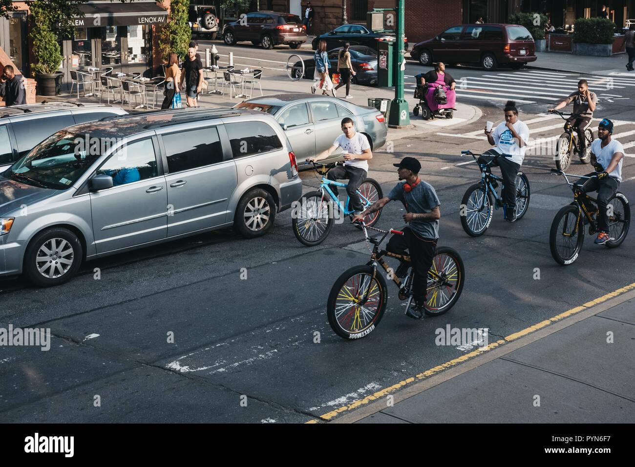 New York, USA - Juni 1, 2018: Jugendliche Fahrrad auf der Straße in Harlem, New York. Seit den 1920er Jahren, Harlem wurde als einer der wichtigsten afrikanischen Americ bekannt Stockfoto