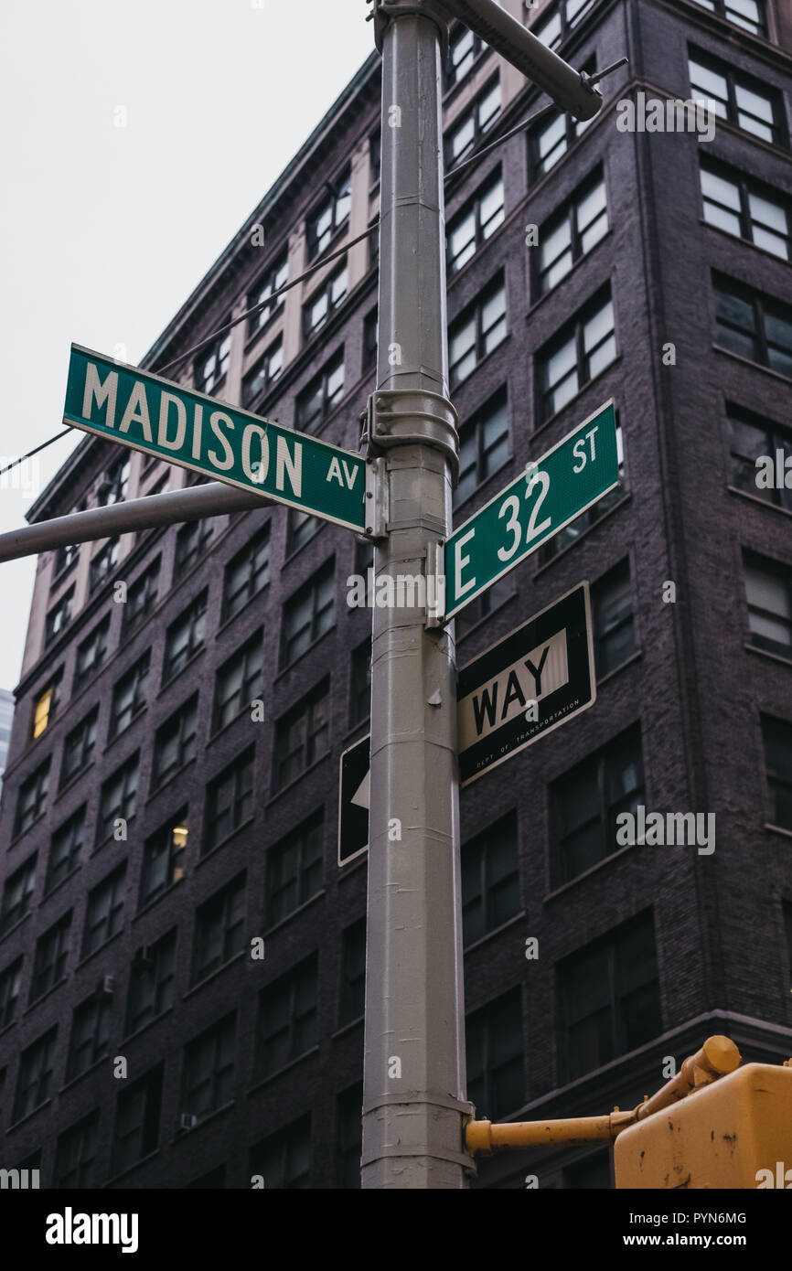 Straße und Schilder auf der Lampe an der Ecke Lexington Avenue und East 30. Straße in Manhattan, New York, USA. Stockfoto