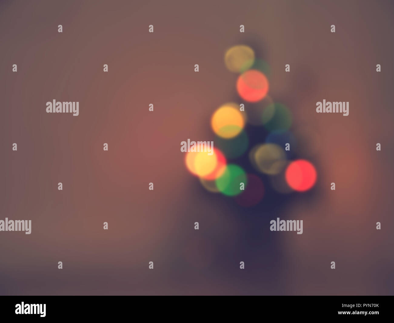 Verschwommen Weihnachtsbaum mit bunten Lichtern in einem dunklen Raum saisonal Hintergrund mit Platz für Text Stockfoto
