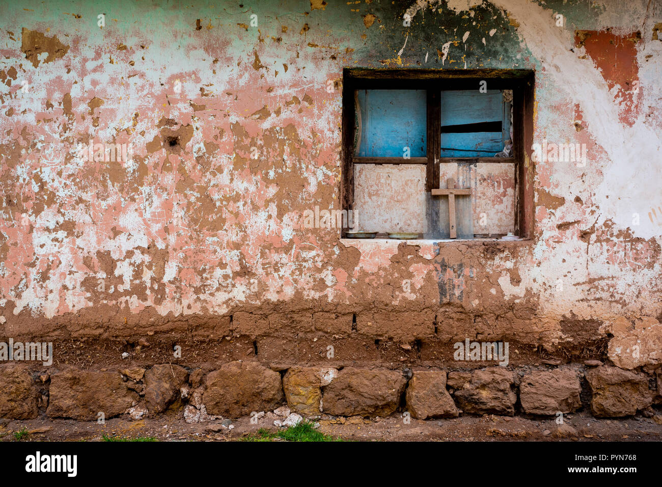 Grafische Hausfassade in einem Gebiet zur Salzgewinnung in Peru, Maras Stockfoto