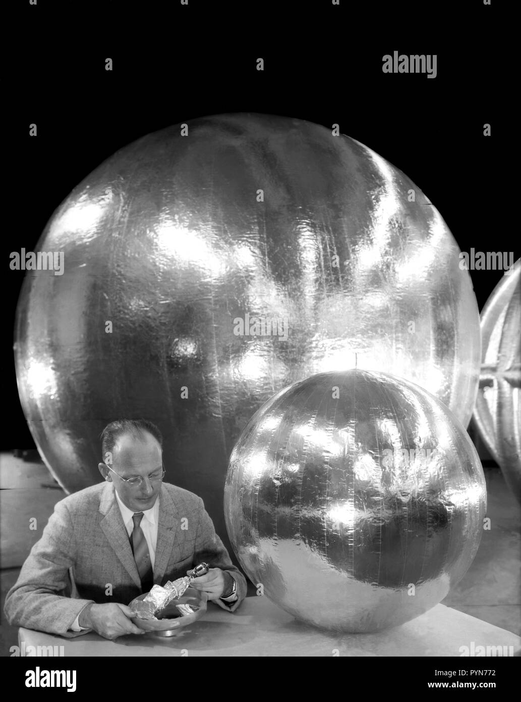 William J. O Sullivan am Schreibtisch mit gefalteten subsatellite, 30 Zoll, 12 Fuß subsatellite subsatellite und Ecke Reflektor. Stockfoto
