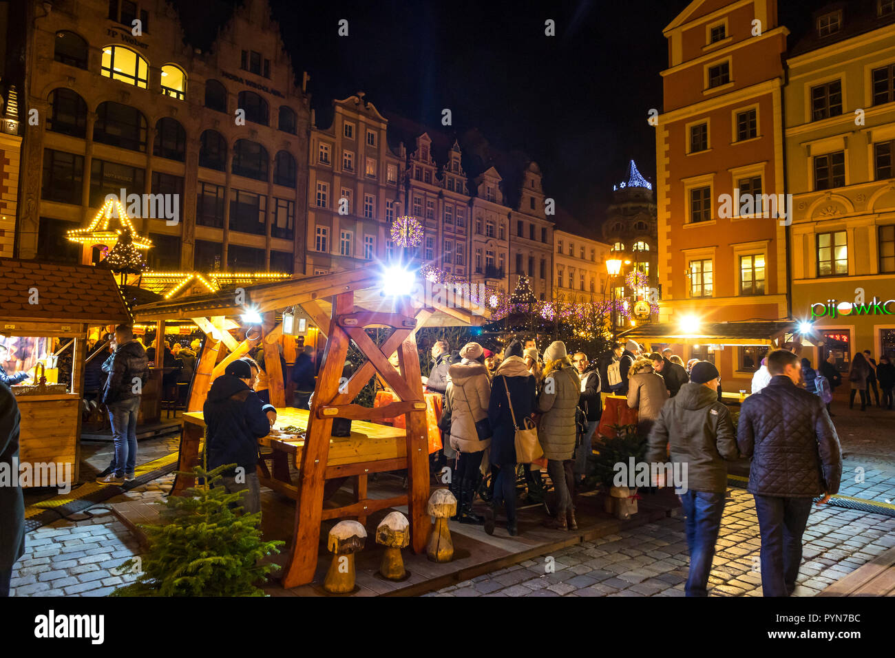 WROCLAW, Polen - Dez 7, 2017: Weihnachtsmarkt auf dem Marktplatz (Rynek) in Wroclaw, Polen. Eines von Polens besten und größten Weihnachtsmärkte, stret Stockfoto