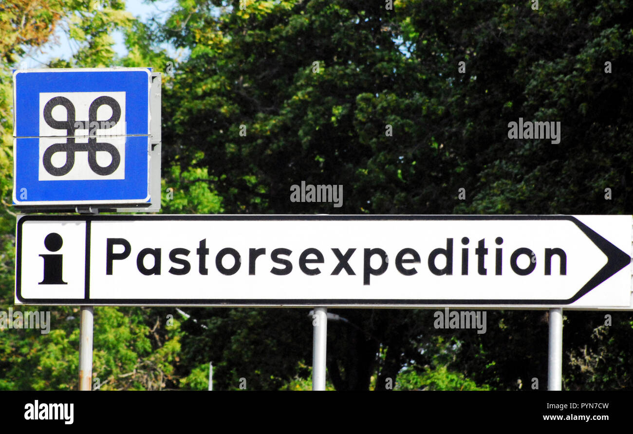 Vor der Schwedischen Kirche Zeichen sagt pastorsexhibition. Es könnte Bizarre oder lustig sein, aber es ist einzigartig. Stockfoto
