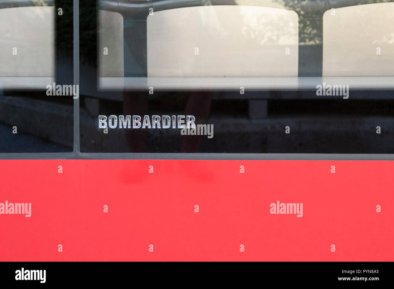Bombardier Logo auf einer Straßenbahn an der Tramhaltestelle in Fulpmes, ein Dorf und eine Gemeinde im Stubaital, Tirol, Österreich. Stockfoto