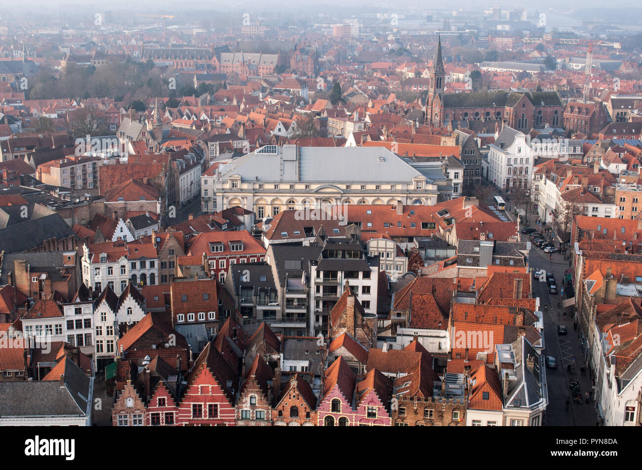 Ein Blick vom Glockenturm der flämischen Stadt Brügge. Belgien, Flandern, Europa. Luftaufnahme. Stockfoto