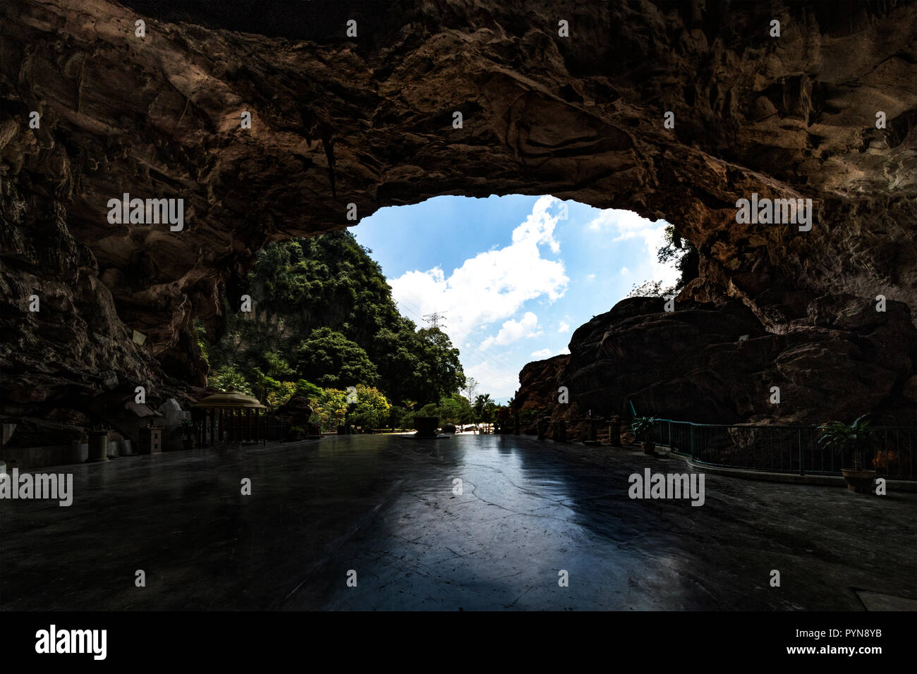 Innere Ansicht der Perak Cave Tempel auf einem blauen Himmel in Ipoh, Malaysia Stockfoto