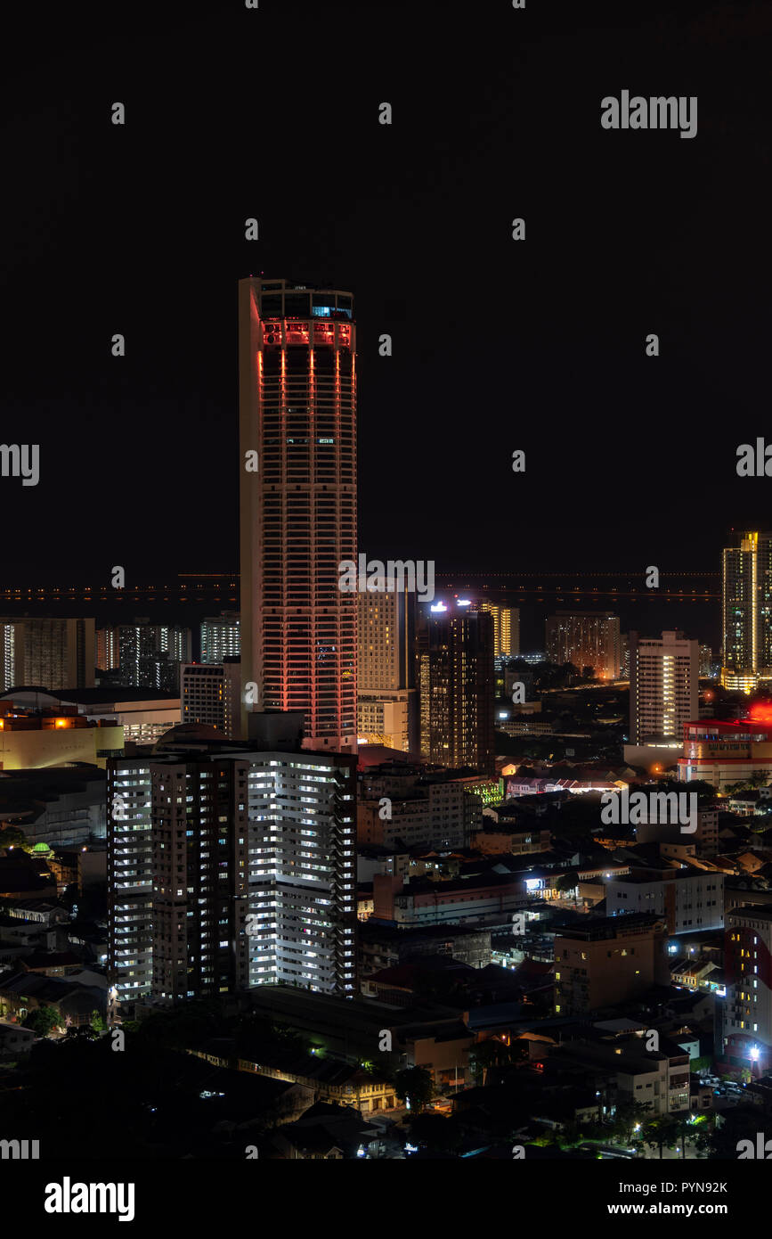 Luftaufnahme von Penang nacht Stadtbild mit beleuchteten Gebäude und geschäftigen Verkehr Straßen Stockfoto