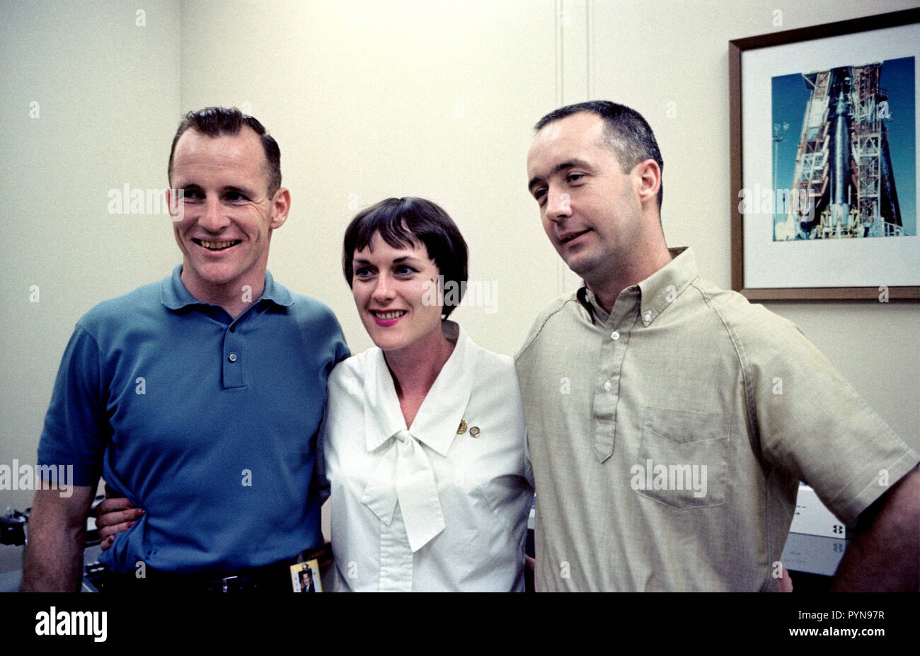 (Juni 1965) --- Gemini-4 prime Crew, Astronauten Edward H. Weiß II (links) und James A. McDivitt werden mit Leutnant Dolores (Dee) O'Hare, US Air Force, Centre Medical Office, Flugmedizin, bemannte Raumfahrzeuge Center (MSC). Lieutenant O'Hare hat während mehrerer raumflüge als offizielle Krankenschwester für die Astronauten Besatzungsmitglieder auf die Missionen serviert. Stockfoto
